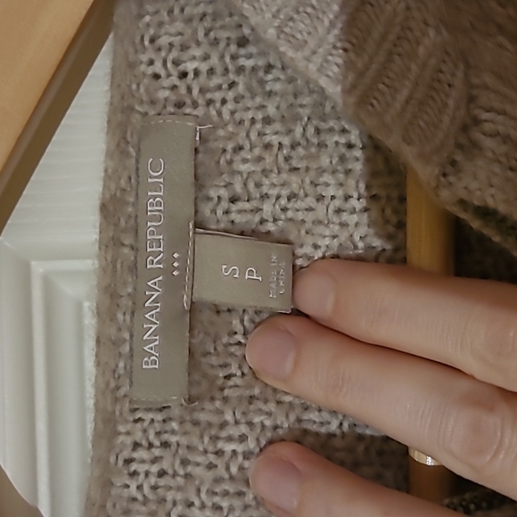 Oatmeal knit zip and button up sweater with hood from Banana Republic. Size smal - Picture 3 of 5